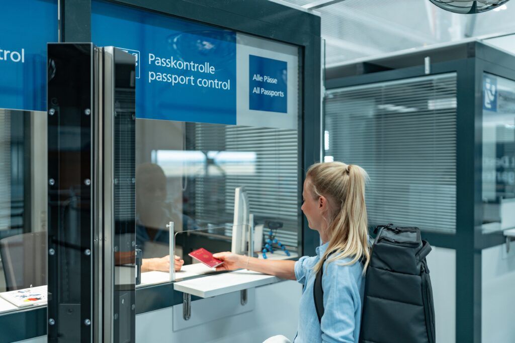 Malta havalimanı pasaport kontrol noktası ve vize memuru