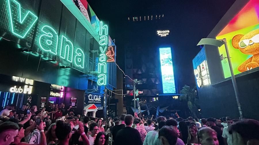 Malta Paceville gece hayatı ve renkli publar