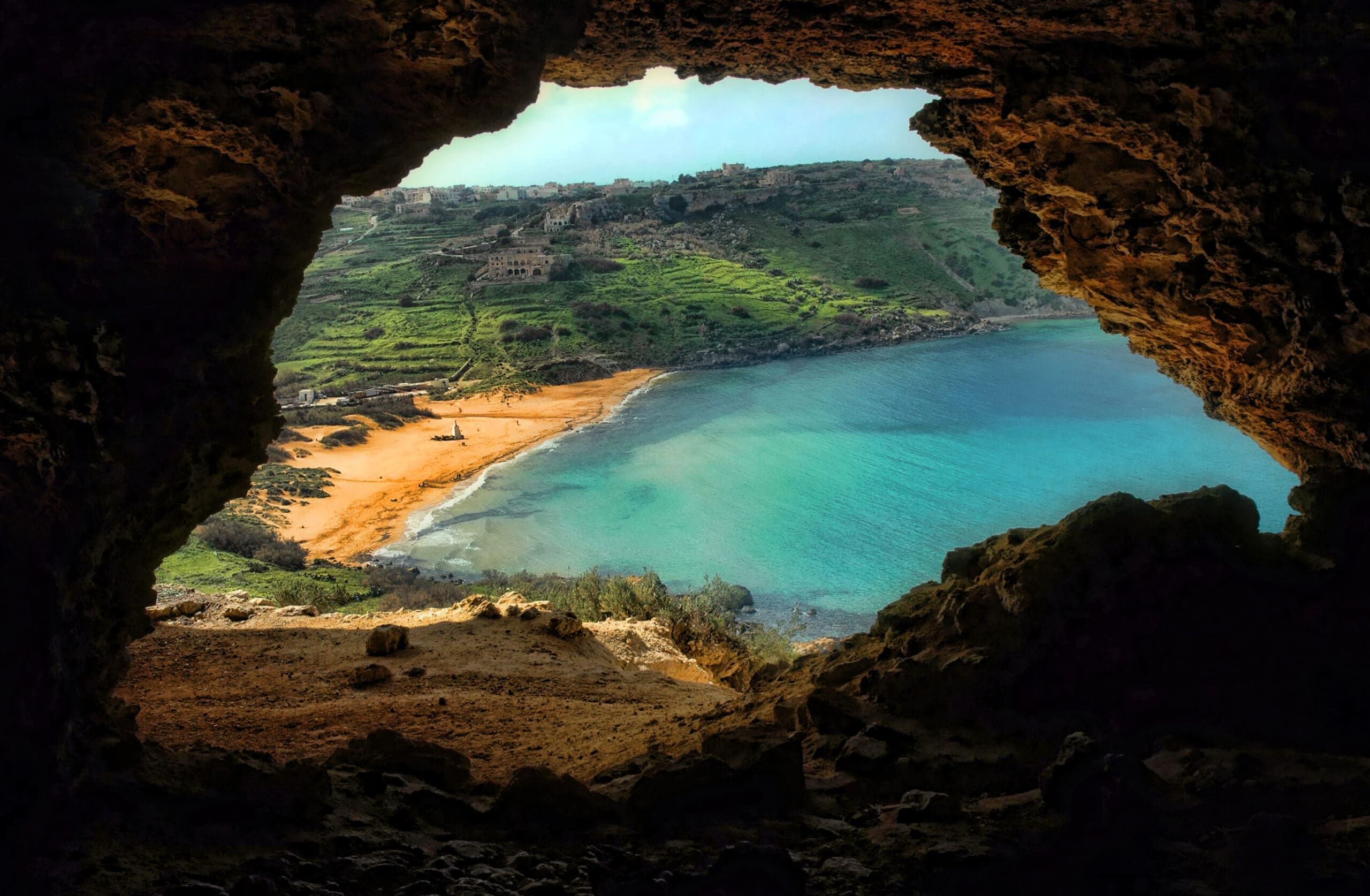 Ramla bay ve tal mixta mağarası manzarası